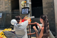 À Narbonne, les proches de Louis rendent hommage au jeune homme devant l'immeuble en construction où il a été laissé pour mort.