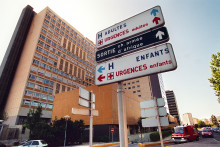 Des ambulances se dirigent vers le service des urgences de l'hôpital de la Timone à Marseille, le 19 août 1994.