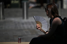 Une femme à Bordeaux pendant la canicule, le 25 juin 2026.