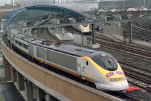 L'Eurostar sort pour la première fois de la gare de Waterloo, à Londres, en 1994.