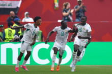 Les joueurs du Sénégal Ismael Jakobs et Sadio Mané célèbrent avec Pape Gueye, lors de la victoire 5-0 face à l'Irak en Coupe du Monde, au Toronto Stadium, le 26 juin 2026.