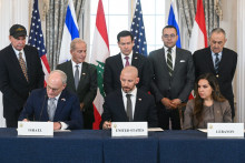 L'ambassadeur d'Israël aux Etats-Unis, Yechiel Leiter, et celle du Liban, Nada Hamadeh, signent un accord-cadre à Washington, le 26 juin 2026.