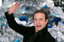 Philippe Candeloro participe au jeu d'aventure "Dropped"