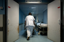 Un infirmier pousse un brancard dans un couloir du service des urgences de l'hôpital universitaire Pellegrin, en pleine vague de chaleur à Bordeaux, le 23 juin 2026.