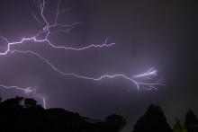La foudre lors d'un orage à Bruay-la-Buissière, dans le nord de la France, le 14 juin 2025.
