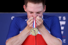 Romain Grégoire embrasse le maillot de champion de France sur le podium après avoir remporté la course en ligne masculine Élite des Championnats de France de cyclisme 2026, le 28 juin 2026.
