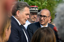 Le ministre français de l'Intérieur, Laurent Nuñez et le ministre français des Transports, Philippe Tabarot près du lieu du crash d'un avion léger Tomblaine, le 28 juin 2026.