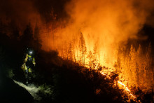 Une unité de l'EIRIF, spécialisée dans les feux de forêts, dépêchée par le gouvernement des Canaries a lutté contre les flammes toute la nuit du 16 au 17 août 2023 (Tenerife, Canaries).