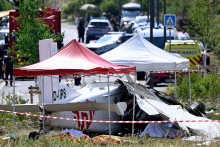 Cette photographie montre l'épave d'un avion léger Pilatus PC-6 après son crash à Tomblaine, près de Nancy, dans l'est de la France, le 28 juin 2026.