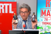 Olivier Dauvers présente deux bouteilles de café concentré sur RTL, le 29 juin 2026.