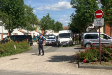La maison où ont été retrouvées des jumelles mortes de déshydratation a été placée sous scellés