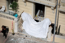 Des membres d'une équipe de déminage interviennent au lendemain d'une attaque présumée impliquant un engin explosif dans le hall d'un immeuble résidentiel, à Monaco, le 30 juin 2026.
