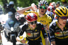 Le danois Jonas Vingegaard (Visma-Lease a Bike) et le slovène Tadej Pogačar (UAE Team Emirates-XRG) grimpent le mont Ventoux lors de la 16e étape de la 112e édition du Tour de France, le 22 juillet 2025.