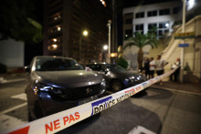 Cette photographie montre un ruban de sécurité de la police près du lieu d'une explosion survenue dans un immeuble résidentiel à Monaco, près de la frontière française, le 29 juin 2026.