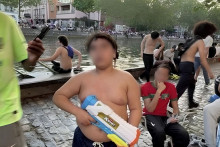 Hamza, 14 ans, dit "La douane" est devenu la mascotte du canal Saint-Martin.