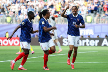 Bradley Barcola (à droite) célèbre son but face à la Suède à la Coupe du monde, le 30 juin 2026 à East Rutherford.