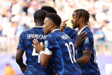 Les joueurs de l'équipe de France célèbrent le but de Bradley Barcola face à la Suède en seizièmes de finale à la Coupe du monde, le 30 juin 2026 à East Rutherford.