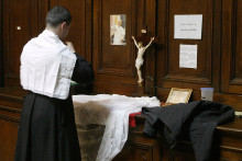 Un prêtre se prépare dans la sacristie de l'église traditionaliste Saint-Eloi de Bordeaux,