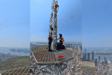 Deux personnes déploient une banderole au sommet de l'Empire State Building et se fiancent.