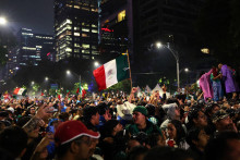 Des supporters mexicains célèbrent la victoire du Mexique contre l'Équateur après le match de la Coupe du Monde de la FIFA 2026 au monument de l'Ange de l'Indépendance à Mexico, le 30 juin 2026.