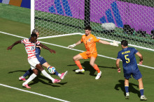 Les équipes des États-Unis et de la Bosnie-Herzégovine lors du 16e de finale de la Coupe du monde, le 1er juillet 2026 aux États-Unis.