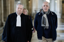 Dany Leprince (à droite) et son avocat Olivier Morice lors de l'examen de sa demande de révision de procès devant la Cour de révision, au Palais de justice de Paris, le 7 mai 2026.