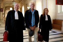 Dany Leprince (au centre) arrive au tribunal de Paris le 2 juillet 2026, accompagné de ses avocats Olivier Morice (à gauche) et Missiva Chermak Felonneau (à droite), avant la décision de la Cour de révision.