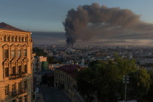 De la fumée s'élève au-dessus de Kiev à la suite d'une attaque aérienne russe, le 2 juillet 2026, dans le contexte de l'invasion russe de l'Ukraine.