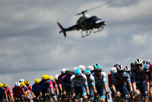 Hélicoptère qui survole les cyclistes durant le Tour de France 2025