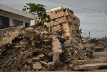 Un immeuble à Caraballeda le 2 juillet 2026, huit jours après le double séisme au Venezuela.