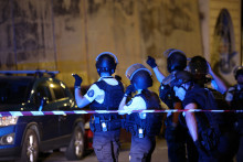 Des policiers monégasques patrouillent près du lieu d'une explosion dans un immeuble résidentiel à Monaco, près de la frontière française, le 29 juin 2026.