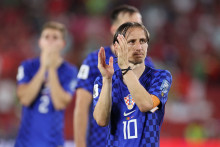 Le joueur croate Luka Modric salue les supporters après le 16e de finale de la Coupe du monde de football entre la Croatie et le Portugal, le 2 juillet 2026 à Toronto (Canada).