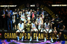 Les joueurs de Monaco après leur titre remporté en Betclic Elite, le 23 juin 2026 à l'Adidas Arena de Paris.