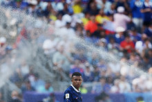 Kylian Mbappé derrière un arroseur automatique lors du match France-Suède