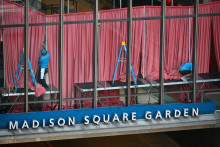 Des employés ajustent les rideaux à l'intérieur du Madison Square Garden, lieu pressenti pour accueillir le mariage de la chanteuse pop Taylor Swift et du sportif professionnel Travis Kelce, à New York, le 3 juillet 2026.