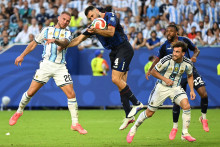 Le milieu de terrain argentin Alexis Mac Allister et le défenseur du Cap-Vert Pico Lopes lors du match de la Coupe du monde du 3 juillet 2026.