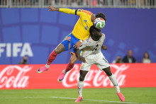 Le milieu de terrain colombien Richard Rios et le défenseur du Ghana Gideon Mensah lors du match de la Coupe du monde du 3 juillet 2026.