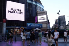 Le Madison Square Garden affichant un message sur grand écran lors du mariage de Taylor Swift et Travis Kelce le 3 juillet 2026 à New York.