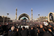 Les funérailles d'Ali Khamenei ont débuté en Iran samedi 4 juillet 2026.