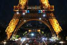 La tour Eiffel illuminée pour célébrer les 250 ans de l'indépendance des Etats-Unis à la veille de la fête nationale américaine, le 3 juillet 2026.
