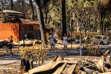 Des personnes examinent les débris au camping « Le Brasilia », au lendemain d'un incendie, à Canet-en-Roussillon, dans le sud de la France, le 3 juillet 2026.