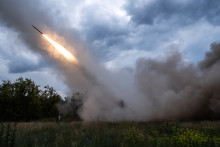 Sur cette photo de presse prise le 4 juin 2026 et diffusée le 5 juin 2026 par le service de presse de la 93e brigade mécanisée autonome "Kholodnyi Yar" des Forces terrestres ukrainiennes.