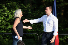 Marine Le Pen et Jordan Bardella lors d'un "banquet champêtre" du Rassemblement national organisé à Liévin dans le Pas-de-Calais, le 4 juillet 2026.