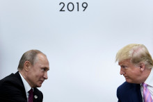 Donald Trump et Vladimir Poutine échangent durant le sommet du G20 à Osaka, le 28 juin 2019.