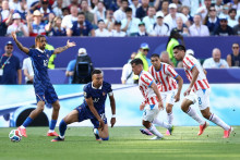 Bradley Barcola et Kylian Mbappé face aux Paraguayens lors du 8e de finale de l'équipe de France à la Coupe du monde, le 4 juillet 2026 à Philadelphie.