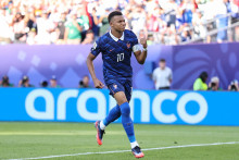 Kylian Mbappé célèbre son penalty contre le Paraguay, en huitième de finale de la Coupe du Monde, le samedi 4 juillet.