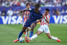 Manu Koné en prise avec la défense paraguayenne samedi 4 juillet, lors de la victoire de l'équipe de France en huitièmes de finale (1-0) à Philadelphie.