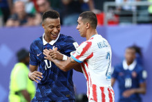 Kylian Mbappé souriant malgré la poussette du Paraguayen Gustavo Velázquez en huitièmes de finale de la Coupe du monde, le 4 juillet 2026 à Philadelphie.