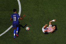 Michael Olise et Matias Galarza, lors de France-Paraguay à Philadelphie, le samedi 4 juillet, en huitièmes de finale de la Coupe du Monde