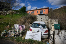 Des bougies et des fleurs disposées devant la maison de Delphine (portrait) et de Cédric Jubillar à Cagnac-les-Mines, le 6 mars 2025.